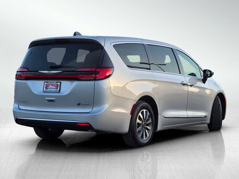 Used 2023 Chrysler Pacifica Limited image 4