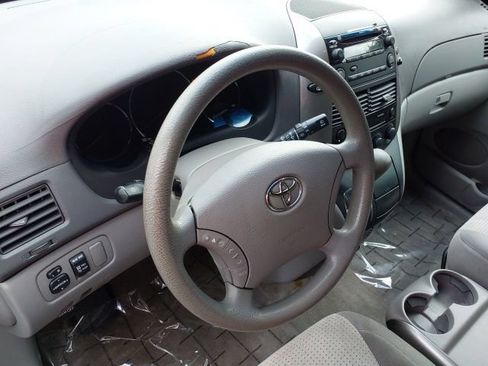 Used 2010 Toyota Sienna LE FWD image 5