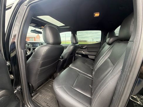 Used 2017 Toyota Tacoma TRD Off-Road w/ Premium & Technology Package image 20