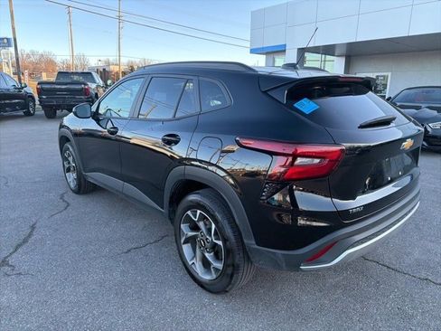 Used 2025 Chevrolet Trax LT w/ LT Convenience Package image 19