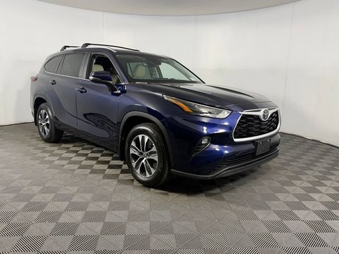 Used 2024 Toyota Highlander XLE FWD image 5