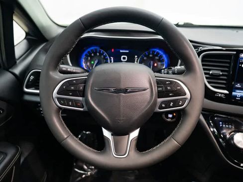 Used 2025 Chrysler Pacifica Select FWD image 15