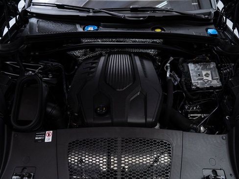 Certified 2025 Porsche Macan AWD/4WD image 27