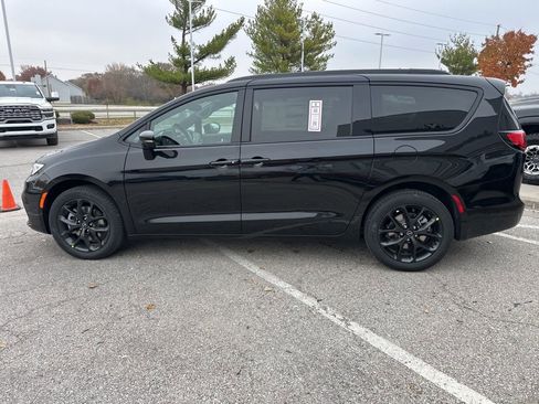 New 2026 Chrysler Pacifica Select image 17