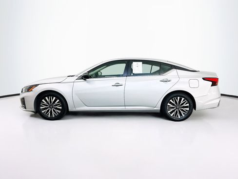 Used 2024 Nissan Altima 2.5 SV image 4