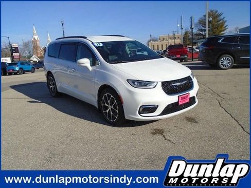 Used 2022 Chrysler Pacifica Touring-L w/ Uconnect Theater Family Group image 1