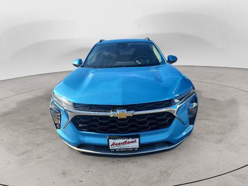Used 2025 Chevrolet Trax LT FWD image 8