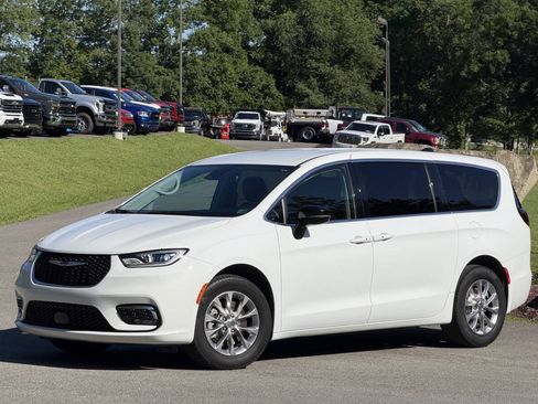 Used 2024 Chrysler Pacifica Touring-L AWD/4WD image 1