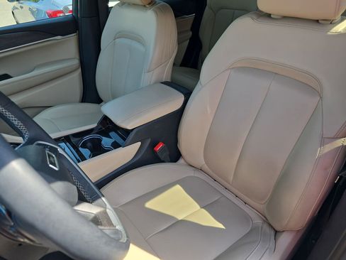 Used 2023 Jeep Grand Cherokee Limited w/ Black Appearance Package image 17