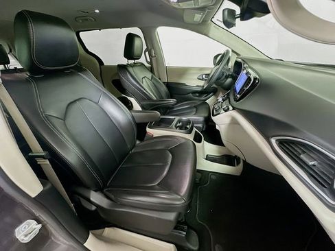 Used 2023 Chrysler Pacifica Touring-L FWD image 28