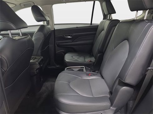 Used 2025 Toyota Grand Highlander AWD image 11