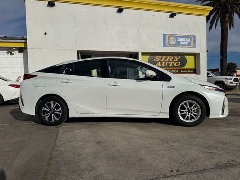 Used 2017 Toyota Prius Prime Plus w/ Preferred Accessory Package FWD image 7