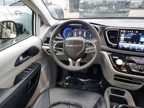 Used 2024 Chrysler Pacifica Touring-L FWD image 11