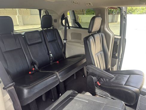 Used 2015 Chrysler Town & Country Touring image 13
