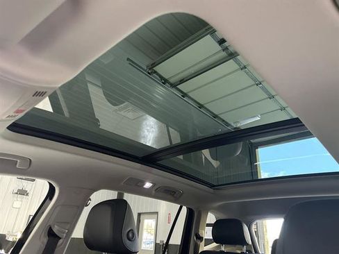 Certified 2022 Volkswagen Tiguan SE image 16