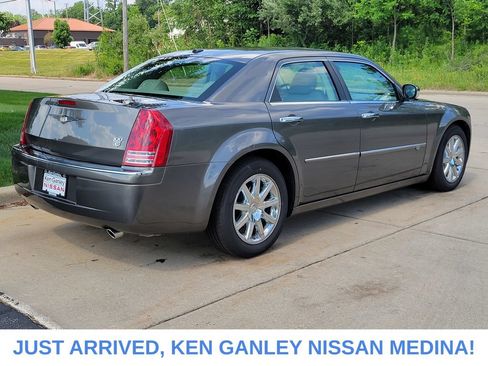 Used 2009 Chrysler 300 C RWD image 3