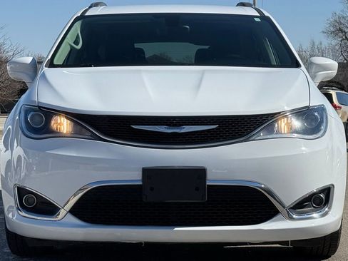 Used 2018 Chrysler Pacifica Touring-L image 8