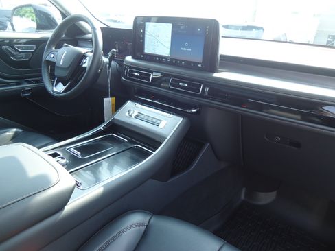 Used 2026 Lincoln Aviator AWD w/ Jet Appearance Package image 11