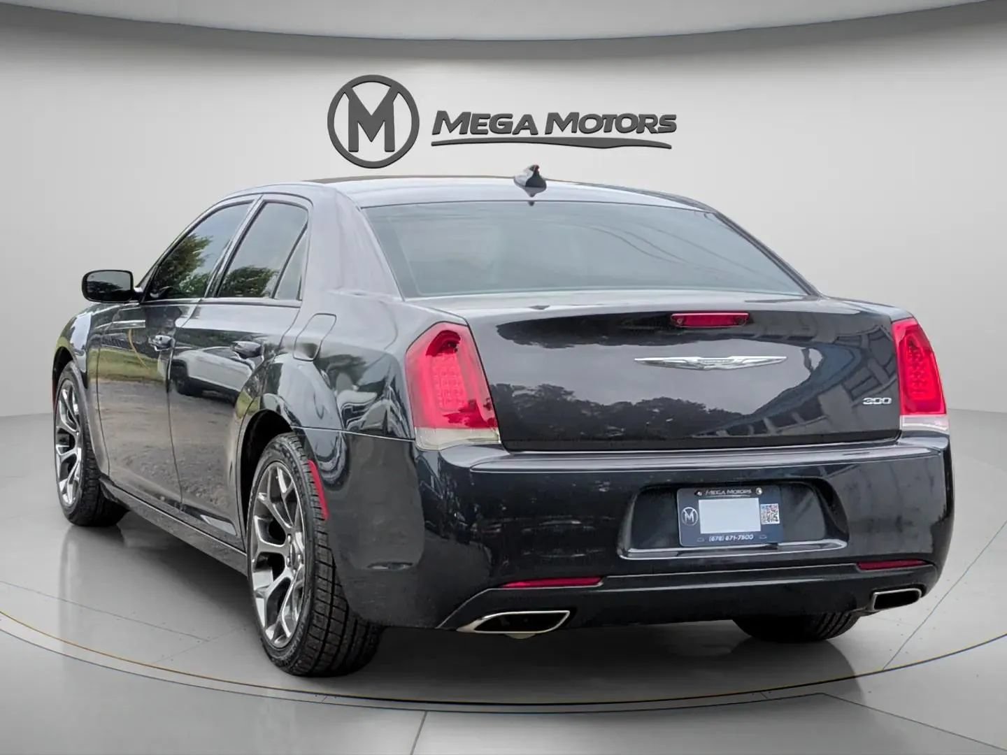 Used 2018 Chrysler 300 Touring w/ Sport Appearance Package RWD image 5