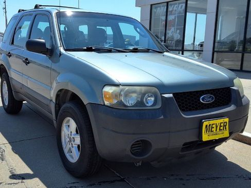 Used 2005 Ford Escape XLS image 2