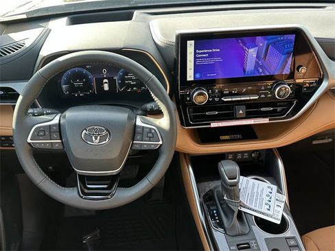 New 2026 Toyota Highlander Platinum image 10