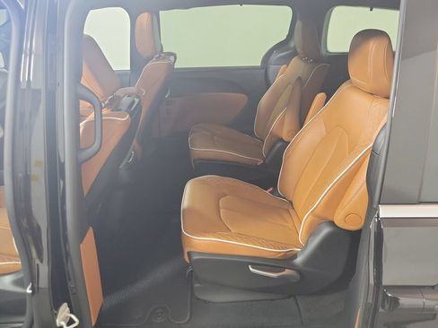 Used 2025 Chrysler Pacifica Pinnacle AWD/4WD image 23