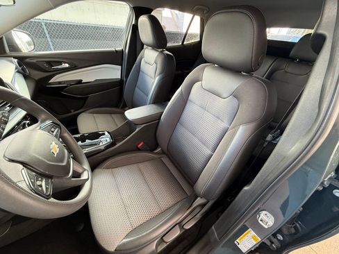 Used 2025 Chevrolet Trax LT image 36