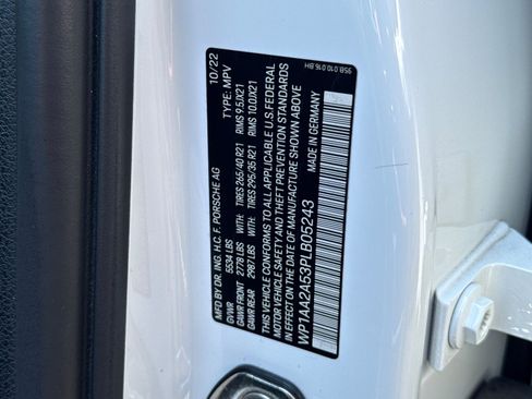 Certified 2023 Porsche Macan AWD/4WD image 29