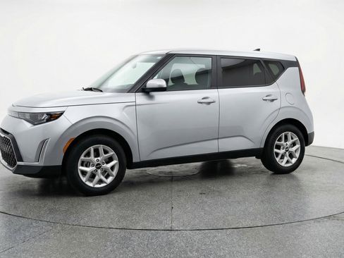 Used 2025 Kia Soul LX w/ LX Technology Package FWD image 3