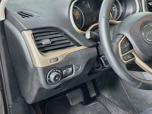 Used 2018 Jeep Cherokee Limited w/ Luxury Group FWD image 17