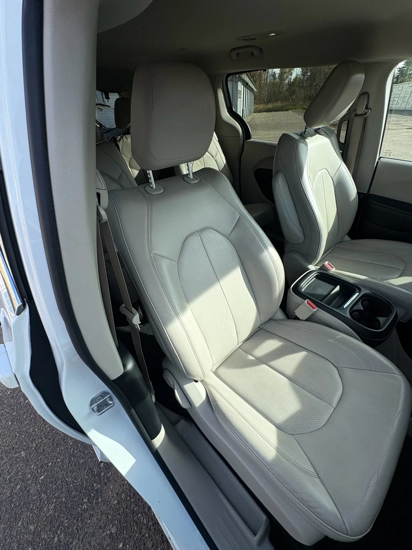 Used 2018 Chrysler Pacifica Touring-L FWD image 31