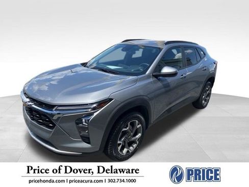 Used 2025 Chevrolet Trax LT FWD image 1