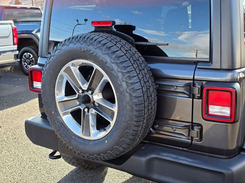 Used 2018 Jeep Wrangler Unlimited Sport image 13