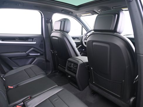 Used 2025 Porsche Cayenne image 21