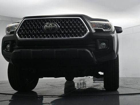 Used 2018 Toyota Tacoma TRD Off-Road w/ Technology Package AWD/4WD image 19