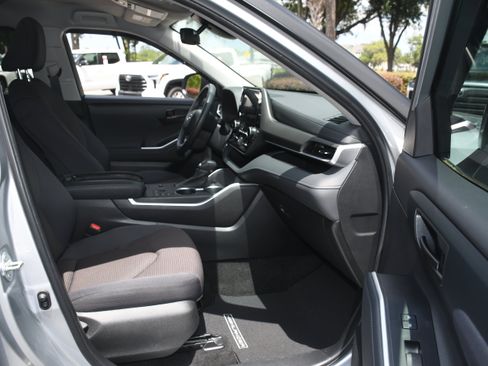 Used 2023 Toyota Highlander LE FWD image 19