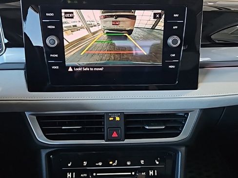 Used 2025 Volkswagen Taos SEL image 31