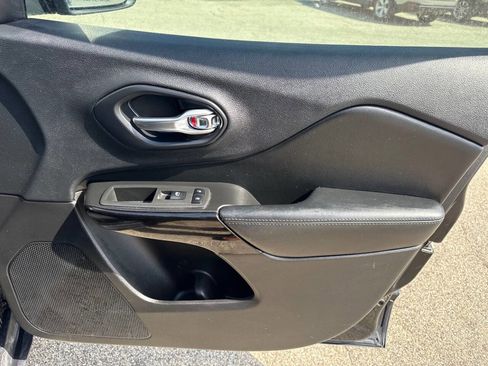 Used 2019 Jeep Cherokee Latitude Plus image 34