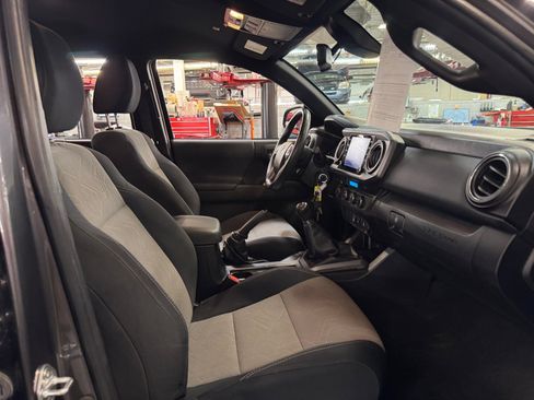 Certified 2022 Toyota Tacoma TRD Off-Road AWD/4WD image 19
