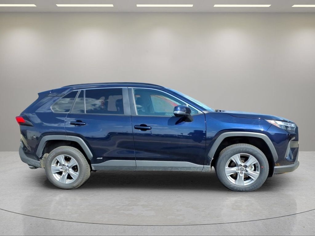 Used 2025 Toyota RAV4 XLE AWD/4WD image 2