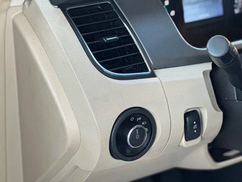 Used 2016 Ford Taurus SE image 14