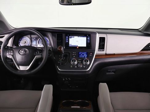 Used 2017 Toyota Sienna AWD image 26
