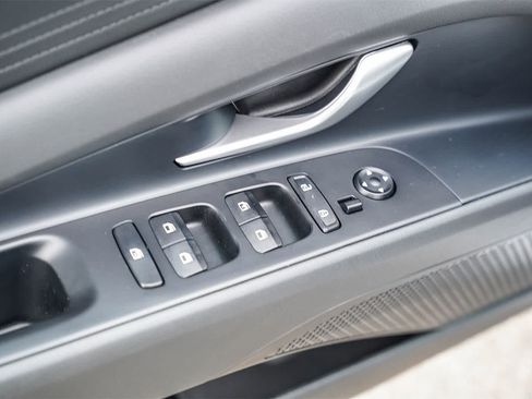 Certified 2025 Hyundai Elantra SE image 19