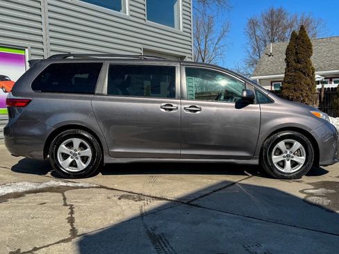 Used 2018 Toyota Sienna LE image 2