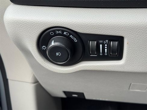 Used 2024 Chrysler Pacifica Touring-L image 20