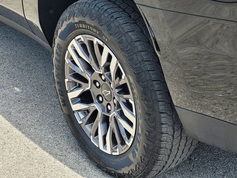 Used 2025 Chevrolet Suburban Z71 image 7