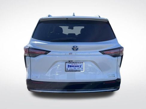 Used 2021 Toyota Sienna Limited image 4