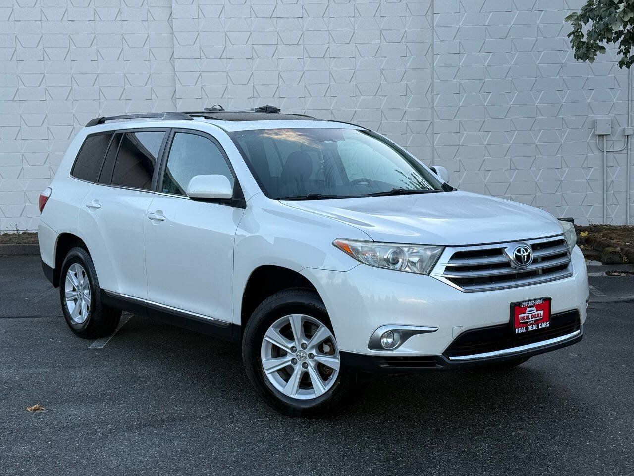 Used 2012 Toyota Highlander SE w/ Tow Pkg AWD/4WD image 3