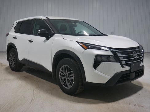 Used 2025 Nissan Rogue S image 3