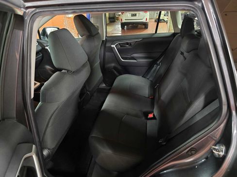 Used 2021 Toyota RAV4 LE AWD/4WD image 16
